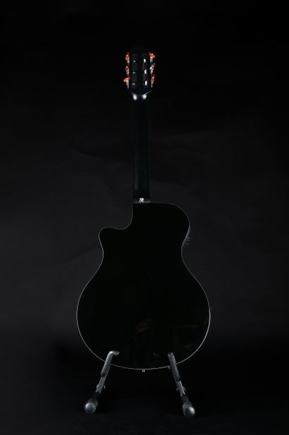 YAMAHA - Guitare classique électro-acoustique...