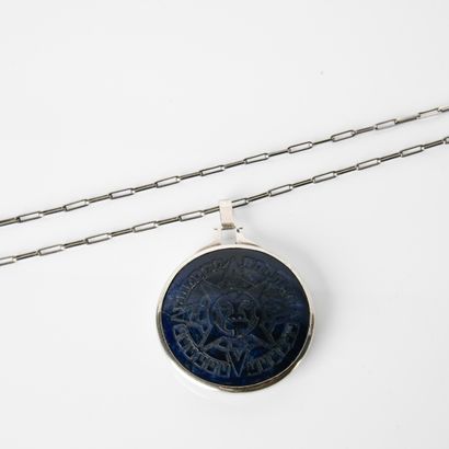 Round pendant with Inca motif, on an engraved...