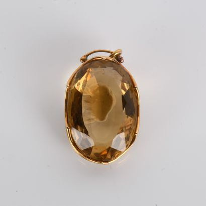 Oval pendant adorned with a large
citrine...