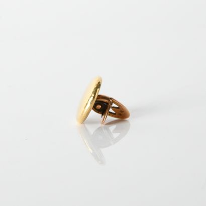 Collar button in 18-carat yellow gold (750
milliémes)...