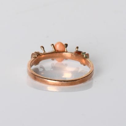 Ring in 14-carat (585 thousandths) pink gold
centered...