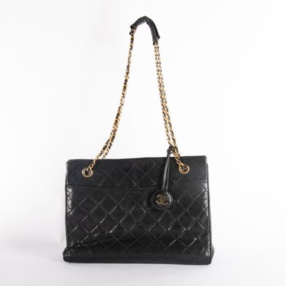 CHANEL, 
Quilted leather shoulder bag
Double...