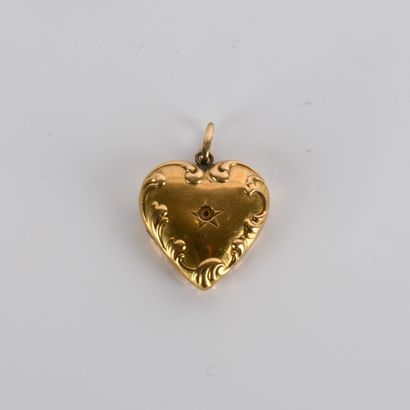 Heart pendant in 18-carat yellow gold (750
thousandths)
2...