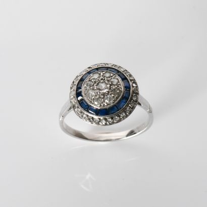 Rosette ring in 18-carat (750
centered with...