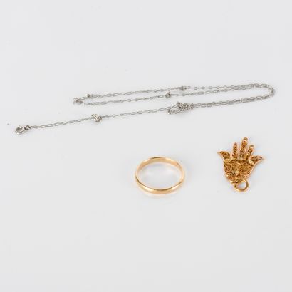 Hand of Fatima in filigree yellow gold and
wedding...