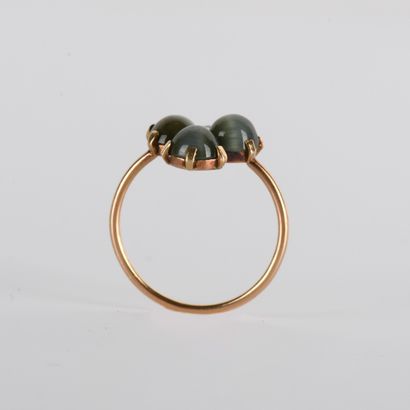 Clover-shaped ring set with three
cat's eye...