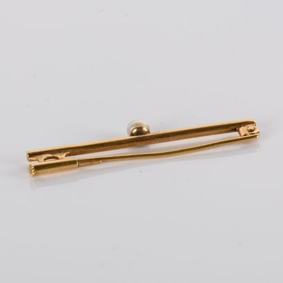 Line brooch in 18-carat (750
and white pearl
Length:...