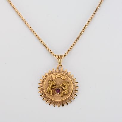Circular medal in yellow gold 