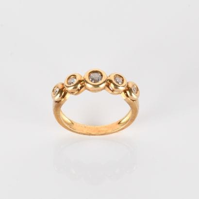 Yellow gold ring set with 5 zirconium
oxides.
TDD...