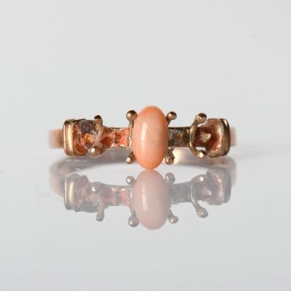 Ring in 14-carat (585 thousandths) pink gold
centered...