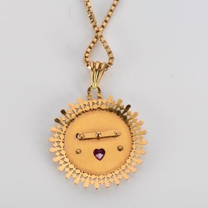 Circular medal in yellow gold 