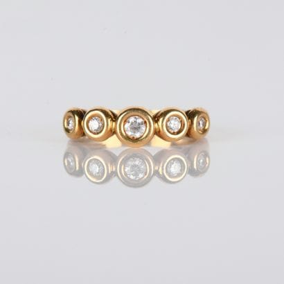 Yellow gold ring set with 5 zirconium
oxides.
TDD...