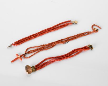 Necklace and two bracelets in yellow gold...
