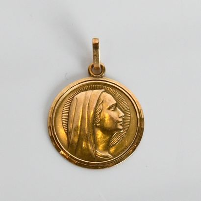 Religious medal by Serraz, in yellow gold
18...
