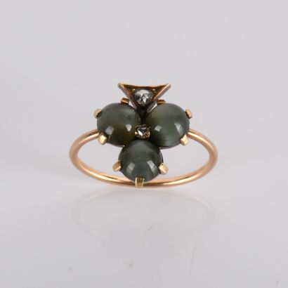 Clover-shaped ring set with three
cat's eye...
