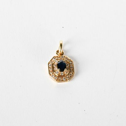 Pendant in 18K yellow gold, centered on an...