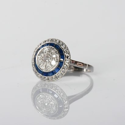 Rosette ring in 18-carat (750
centered with...
