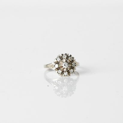 Daisy ring set with 9 modern-cut diamonds
diamonds,...