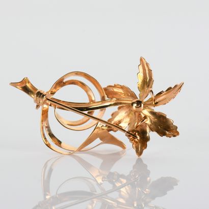 Flower brooch in 18-carat (750
millies) centered...