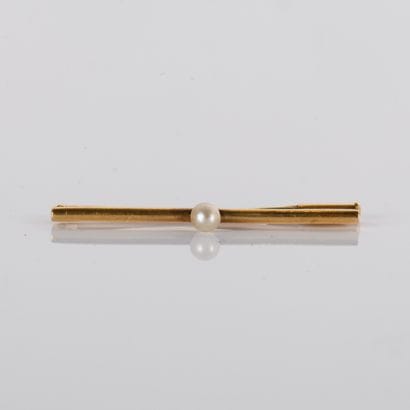 Line brooch in 18-carat (750
and white pearl
Length:...