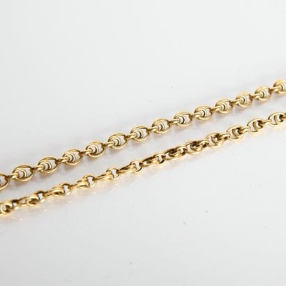 Yellow gold chain with scrolled links
Length:...