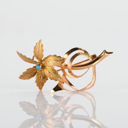 Flower brooch in 18-carat (750
millies) centered...