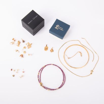 Set of small jewels including :
- 15 in 18...