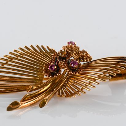 Bouquet brooch in 18-carat yellow gold (750
gold...