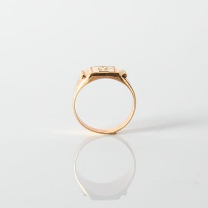 Chevalière in 18-carat yellow gold (750
milliémes)...