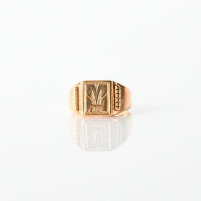 Chevalière in 18-carat yellow gold (750
milliémes)...