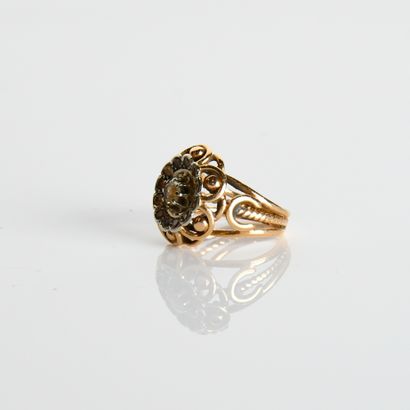 Ring in 18-carat (750
shape set with imitation...