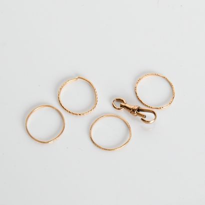 Four rings in 18-carat yellow gold
( 750...