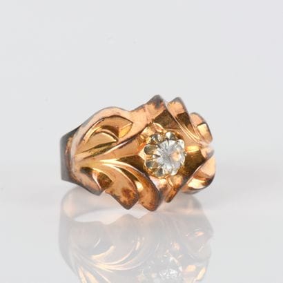 Ring in 18-carat (750
gold centered on an...