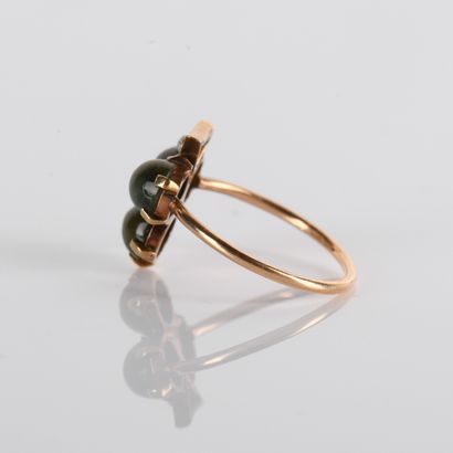Clover-shaped ring set with three
cat's eye...