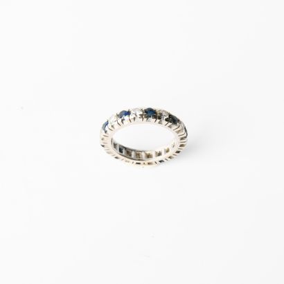 American wedding band in 18-carat (750 thousandths)...