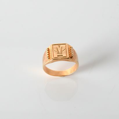 Chevalière in 18-carat yellow gold (750
milliémes)...
