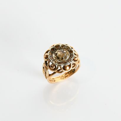 Ring in 18-carat (750
shape set with imitation...