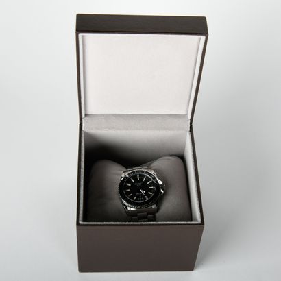GUCCI
Men's wristwatch in steel, DIVE model
Round...