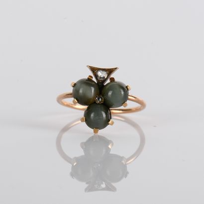 Clover-shaped ring set with three
cat's eye...
