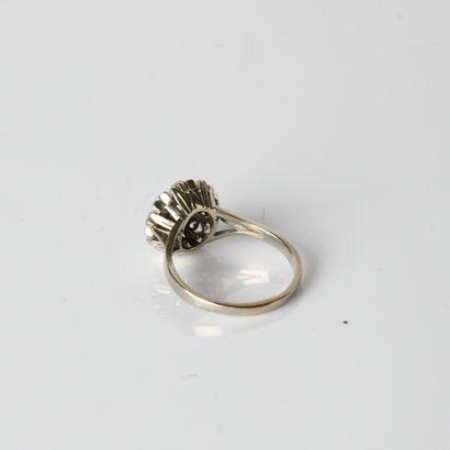 Daisy ring set with 9 modern-cut diamonds
diamonds,...