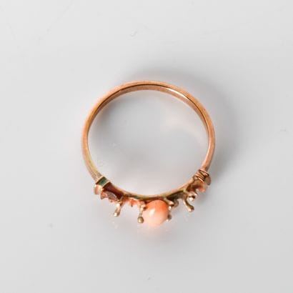 Ring in 14-carat (585 thousandths) pink gold
centered...