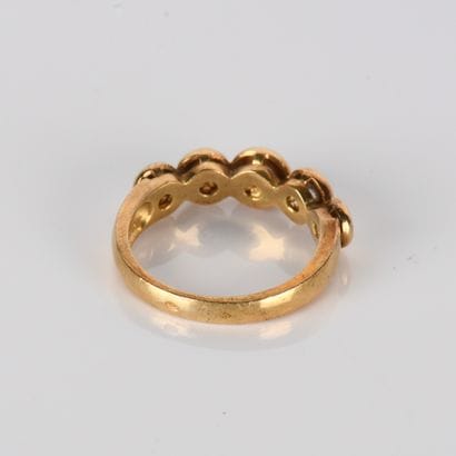 Yellow gold ring set with 5 zirconium
oxides.
TDD...