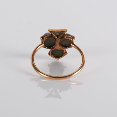 Clover-shaped ring set with three
cat's eye...