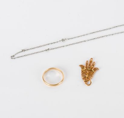 Hand of Fatima in filigree yellow gold and
wedding...