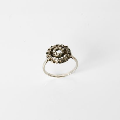 Ring set in 18-carat white gold (750
or platinum,...
