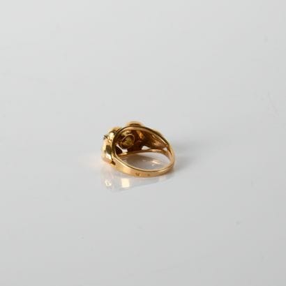 Ring in 18-carat yellow gold (750
gold, holding...