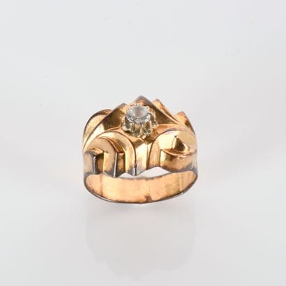 Ring in 18-carat (750
gold centered on an...