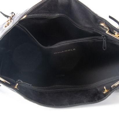 CHANEL
Shoulder bag in black leather and...