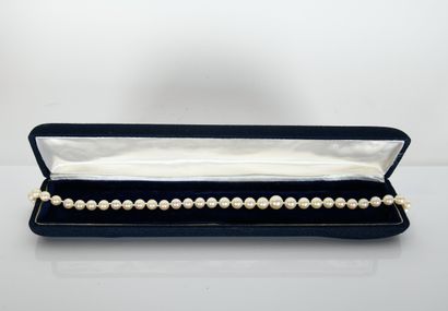 Necklace of white cultured pearls
clasp in...