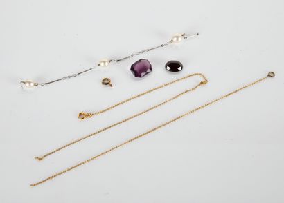 Reunion of pieces in 750°/00 gold, Comprising...